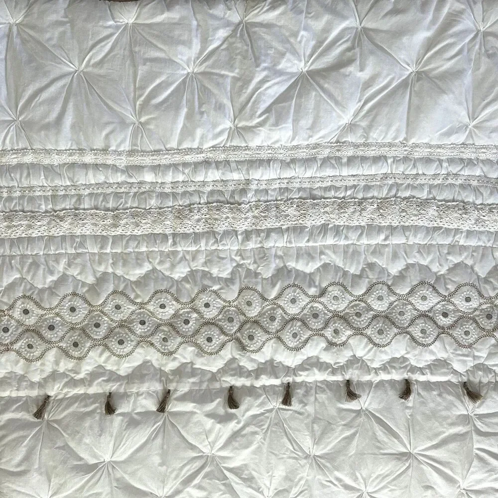 Pottery Barn Kids Baby Toddler Quilt White Embroidered Metallic Flowers Tassels